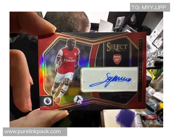 拆开足球球星卡惊喜揭晓阿圭罗卡片 你也能轻松收获传奇球员收藏品 拆开足球球星卡惊喜揭晓阿圭罗卡片 你也能轻松收获传奇球员收藏品