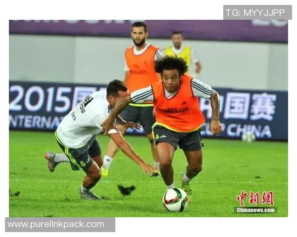 足球巨星亲自送外套给球迷展现真情厚意温暖冬日寒冷 足球巨星亲自送外套给球迷展现真情厚意温暖冬日寒冷